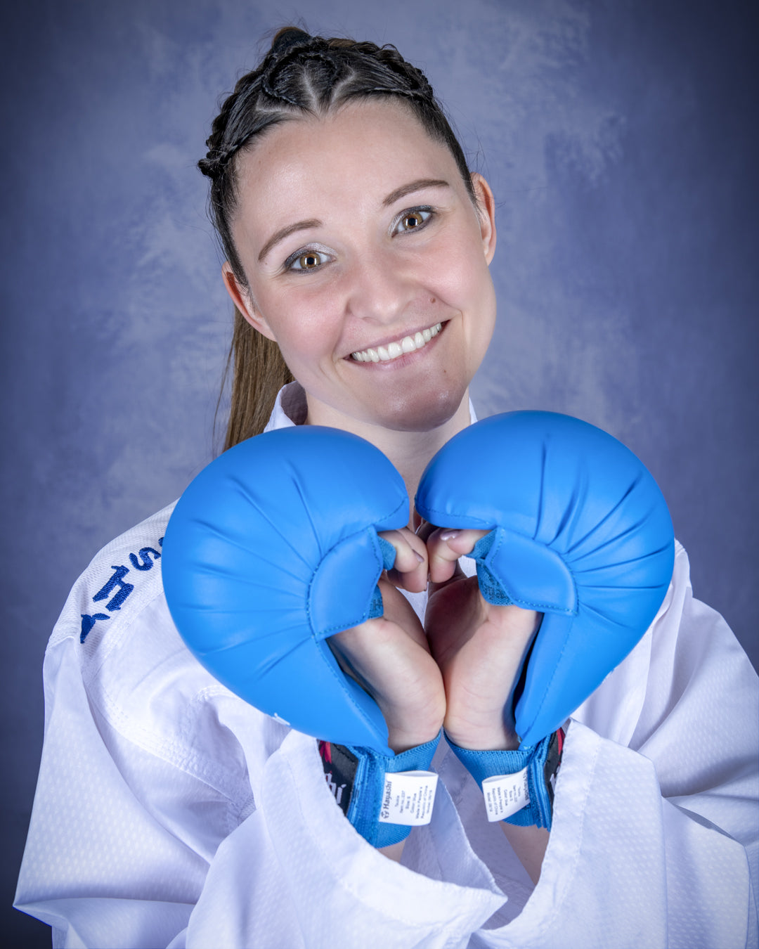 Karateutøver med WKF godkjente Hayashi karatehansker i blått