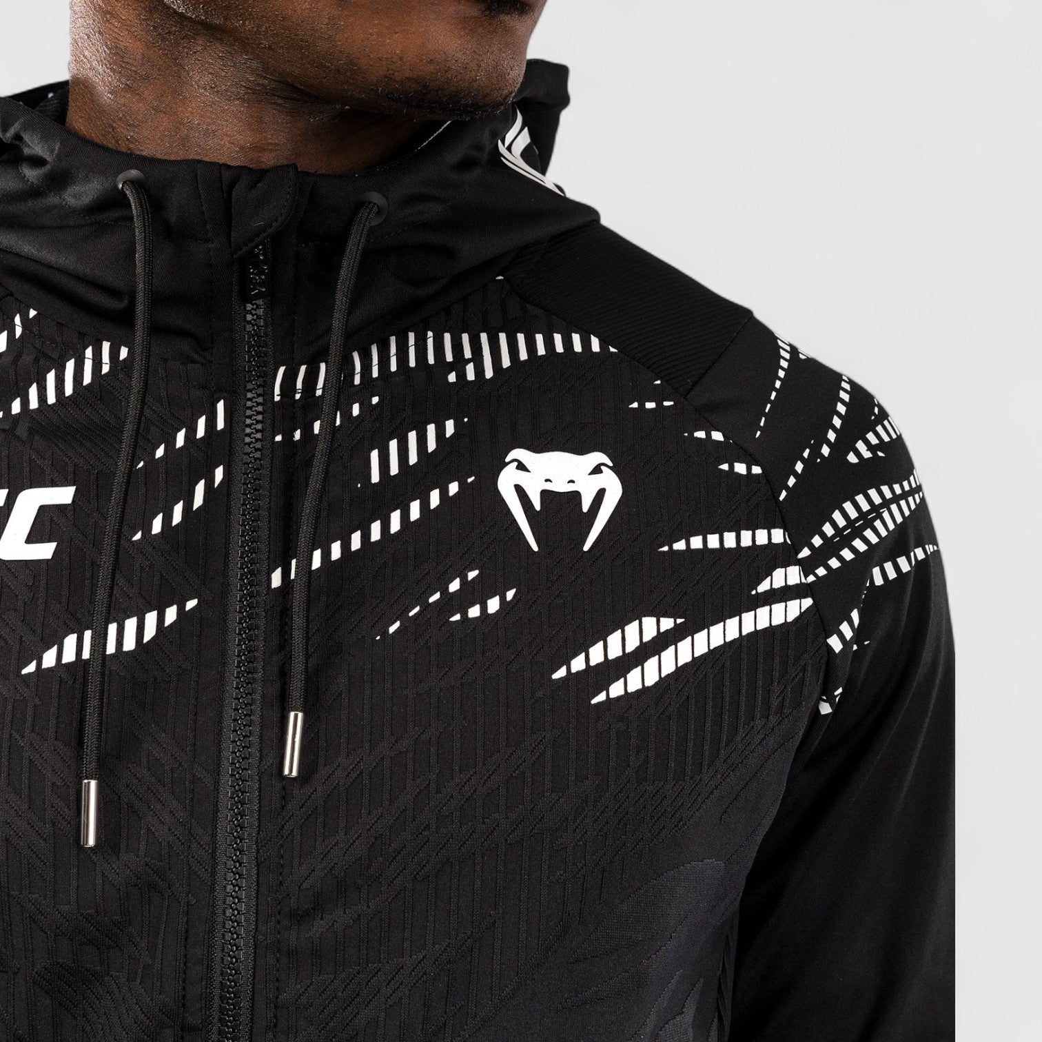 VENUM Fusion Autentisk Fight night hettejakke Svart og hvit - CombatStore.no