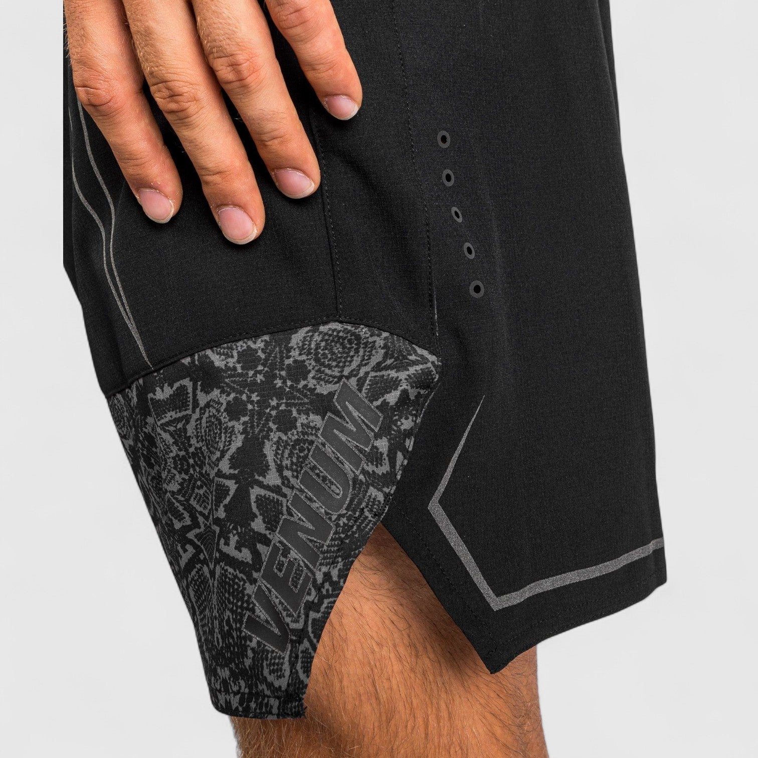 VENUM Reflective Kampshorts Light 4.0 Svart/Svart - CombatStore.no