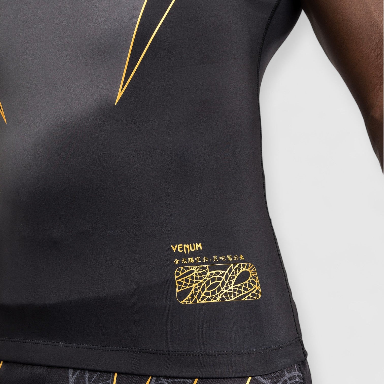 VENUM Serpenti Rashguard med korte ermer - CombatStore.no