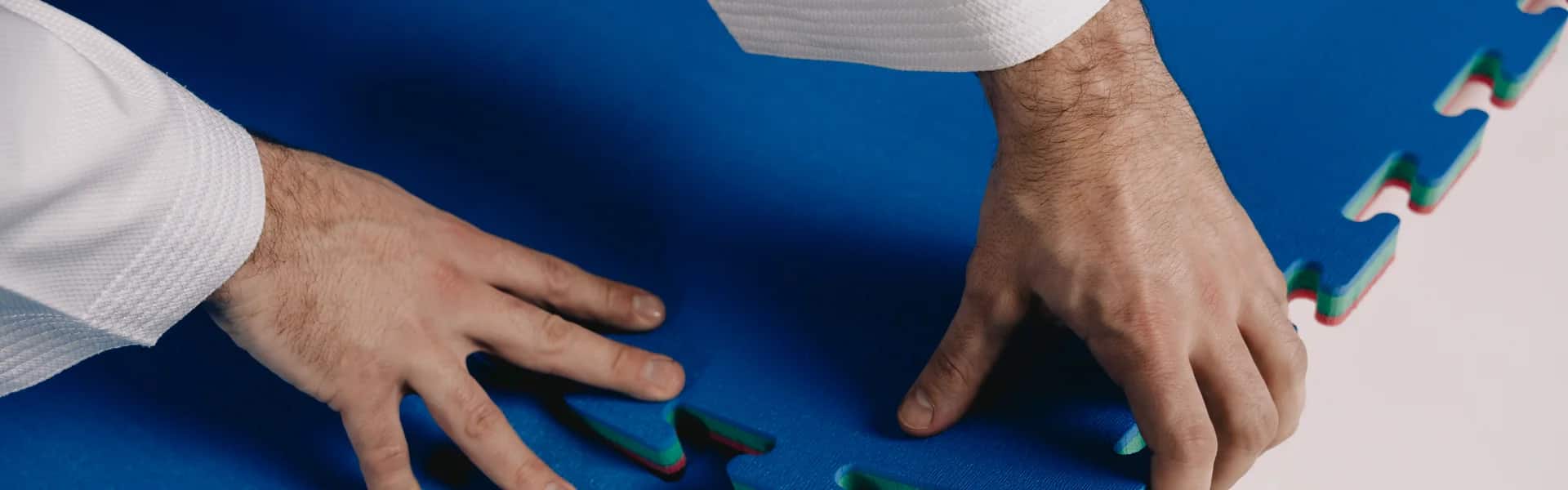 Hender som legger blå ProGame-flettematter