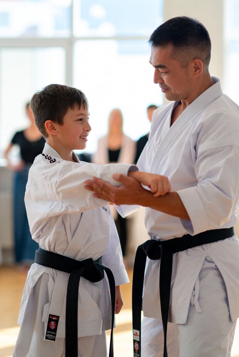 Barn og instruktør trener karate sammen – trygt og strukturert miljø