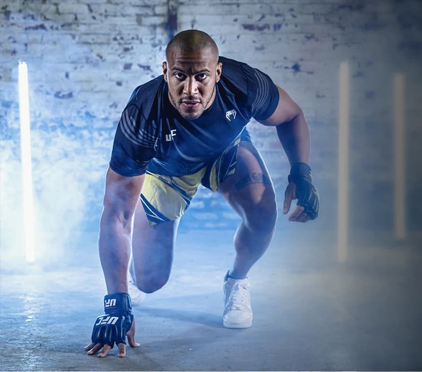 MMA-trening med hansker og beskyttelse
