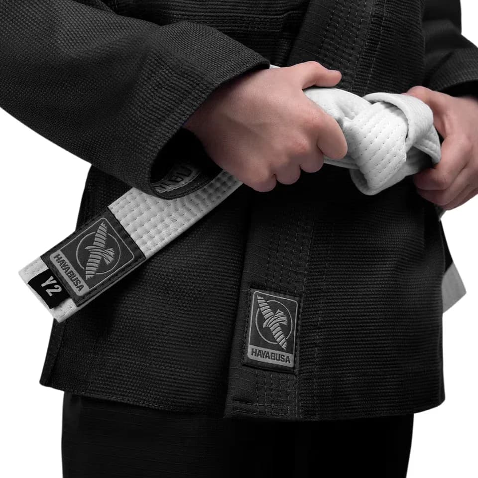 Hayabusa Essential svart – jakkestoff, mansjett og hvitt belte