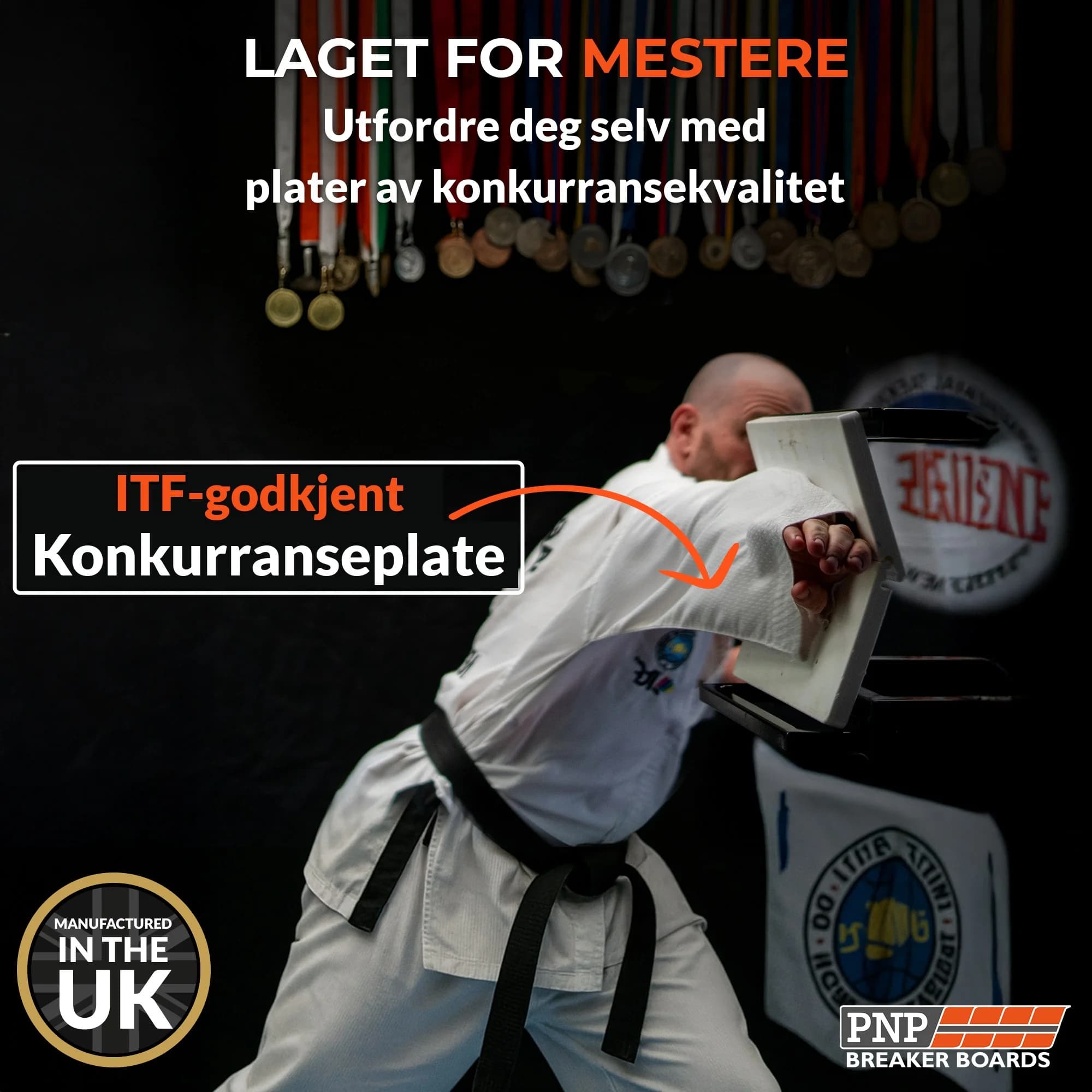 Taekwondo-utøver brekker hvit ITF-godkjent PNP brekkeplate med håndslag