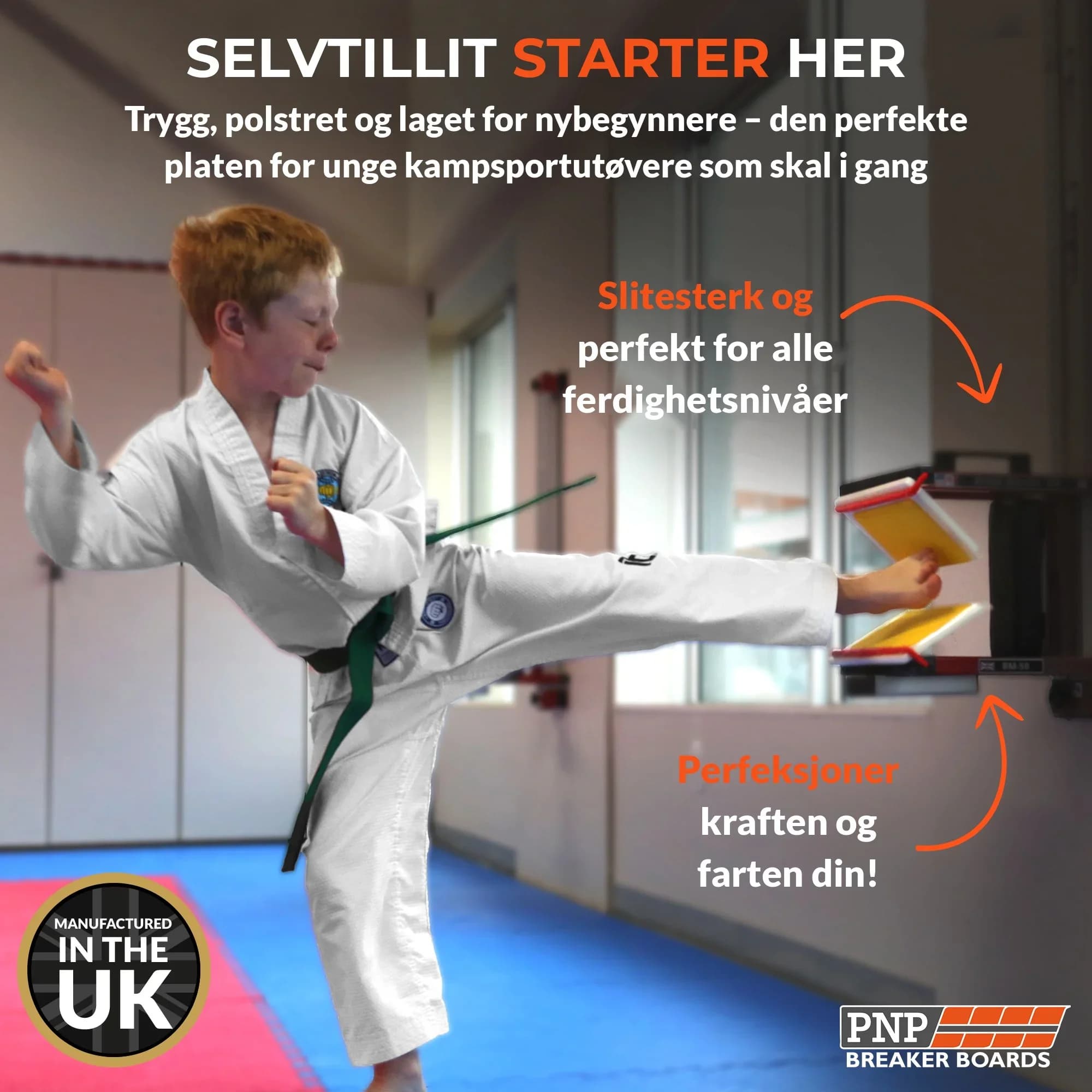 Gutt i taekwondo-drakt sparker gjennom PNP brekkeplate med gul pute i holder