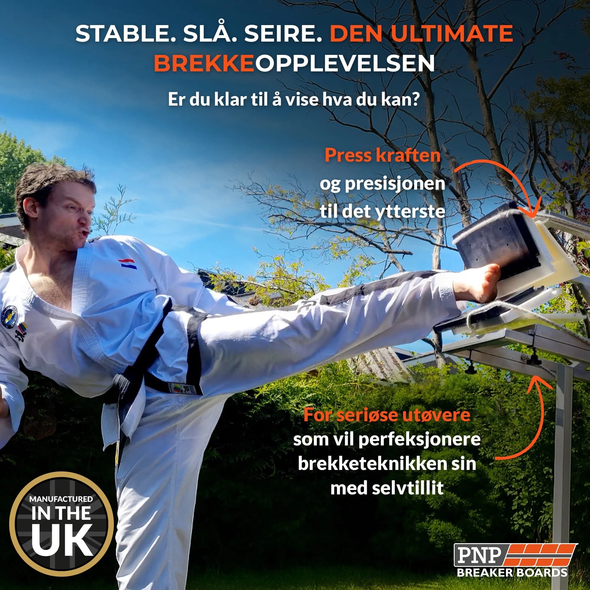 Taekwondo-utøver sparker gjennom svart PNP brekkeplate i holder