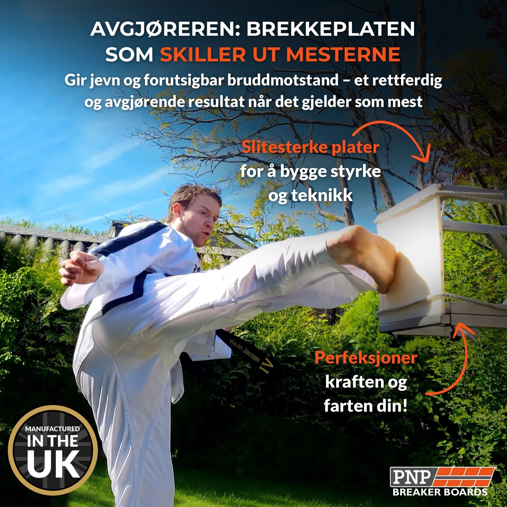 Taekwondo-utøver sparker gjennom PNP brekkeplate i holder