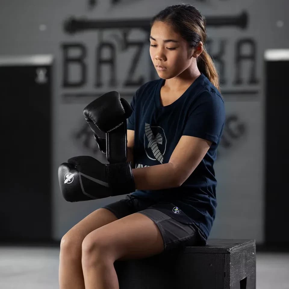 Barn med Hayabusa E1 svart/grå under trening