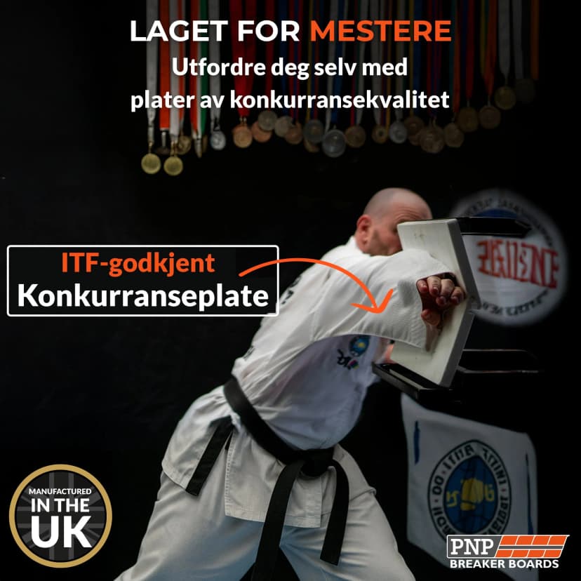 Taekwondo-utøver med sort belte brekker hvit ITF-godkjent PNP brekkeplate med håndslag