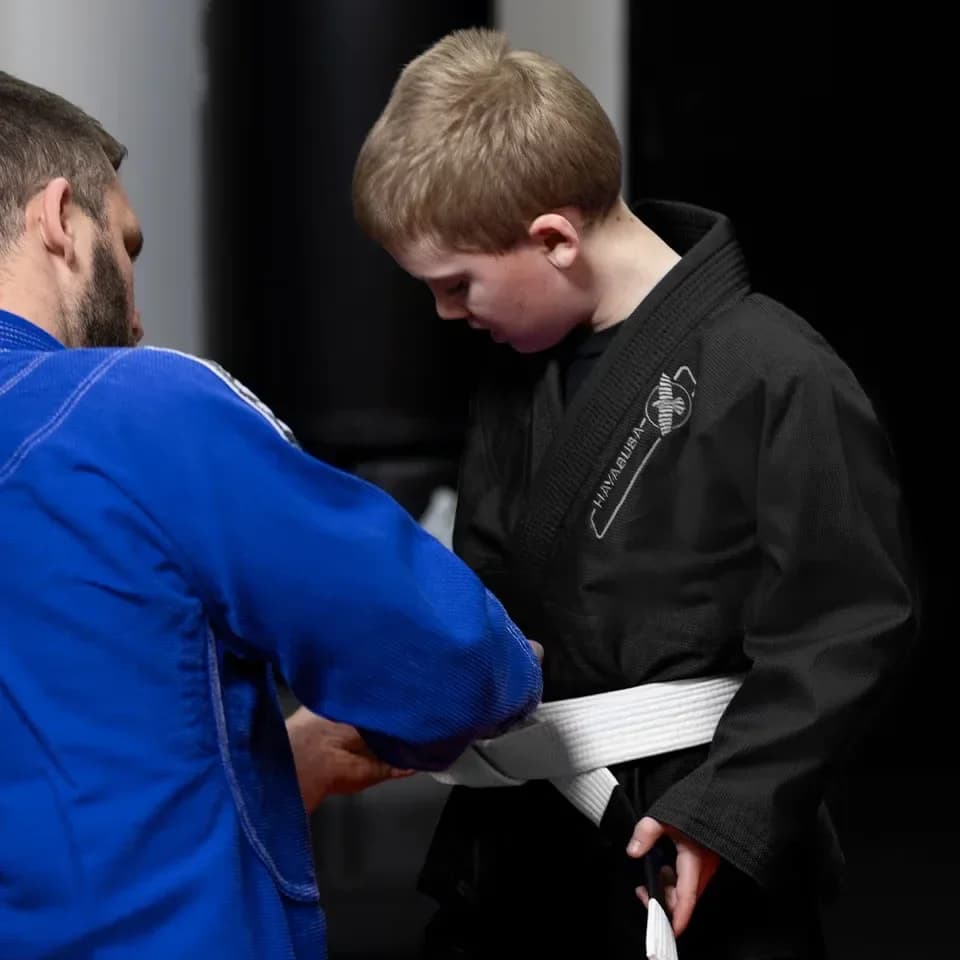 Hayabusa Essential svart – barn under BJJ-trening med partner