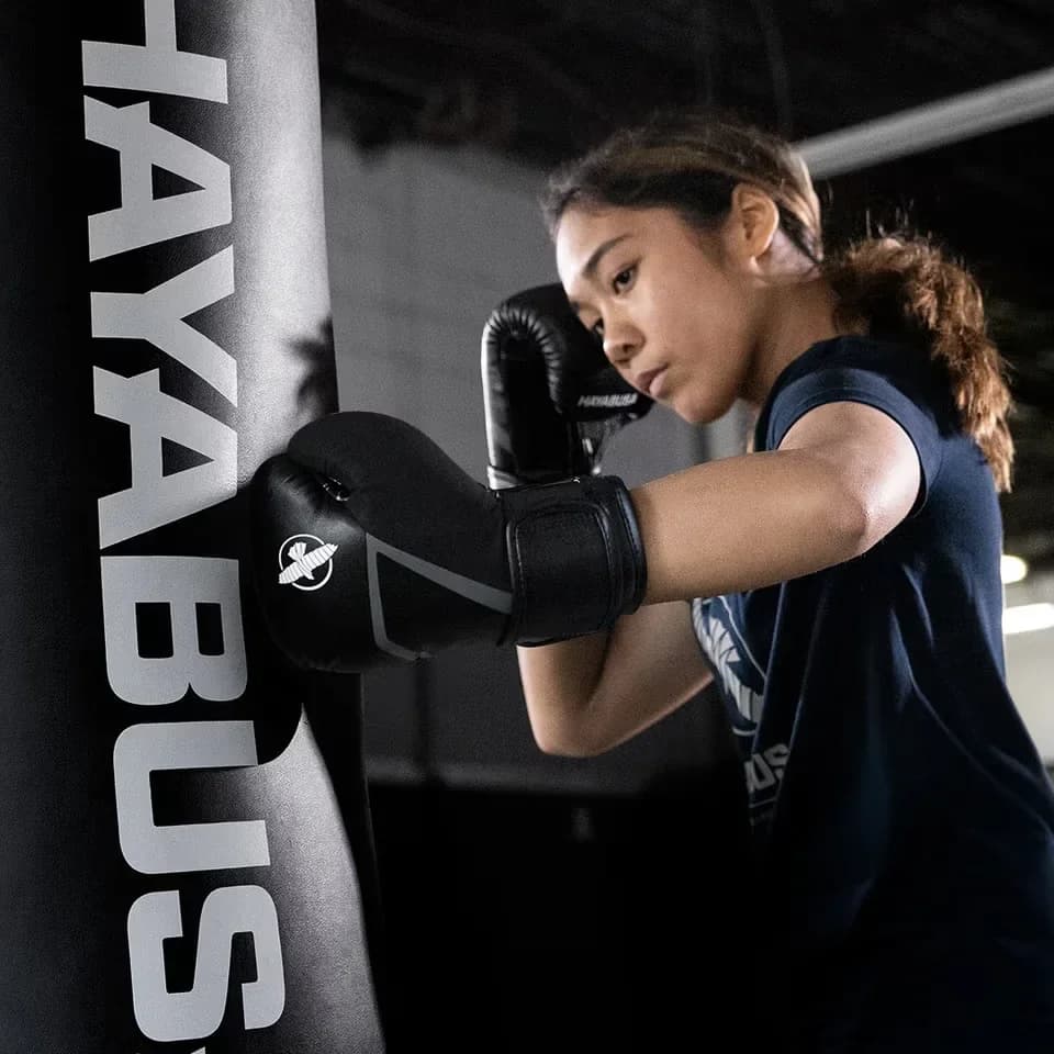 Sekketraining med Hayabusa E1 barneboksehansker i svart/grå