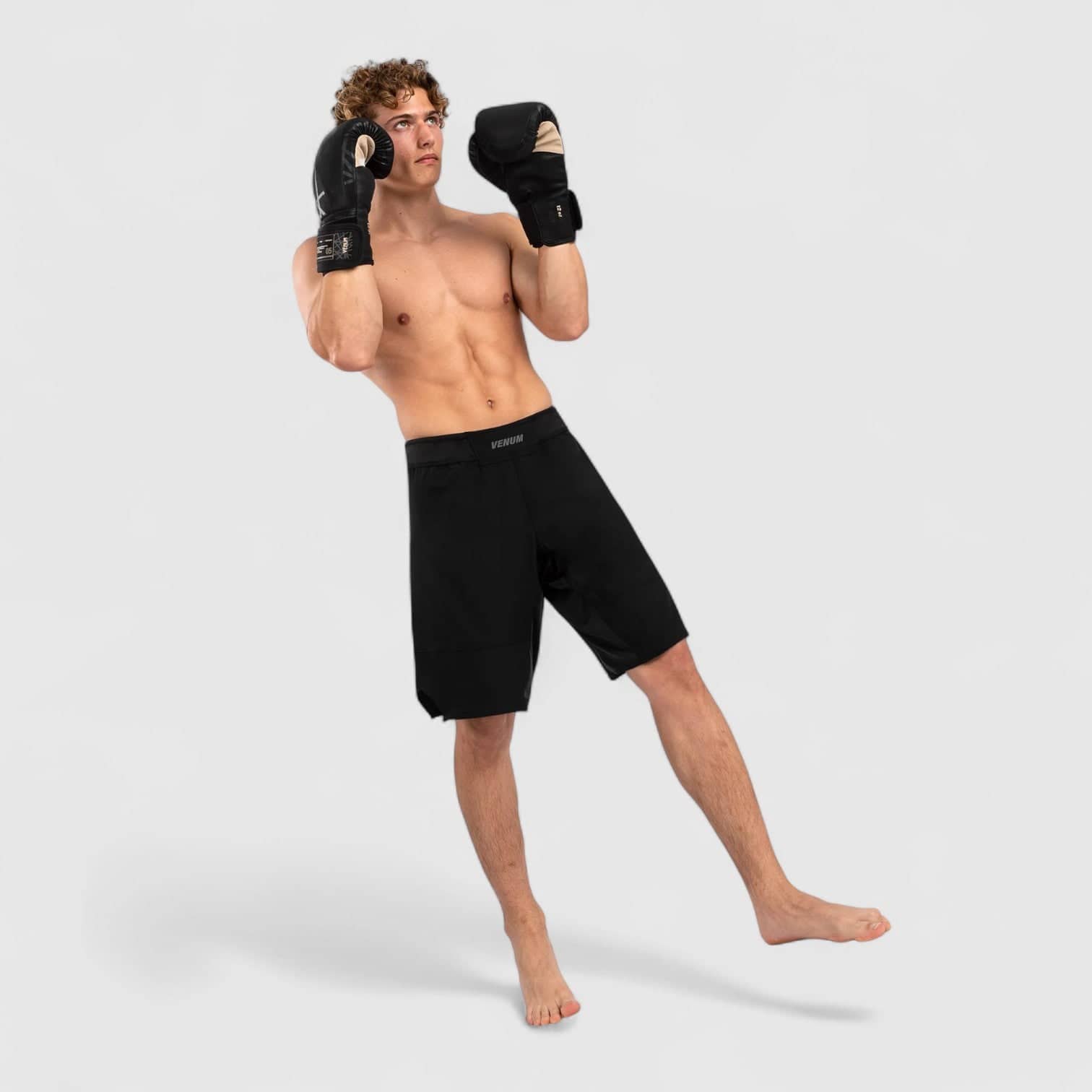 Venum G-Fit Air fightshorts i svart og ørkenfarge