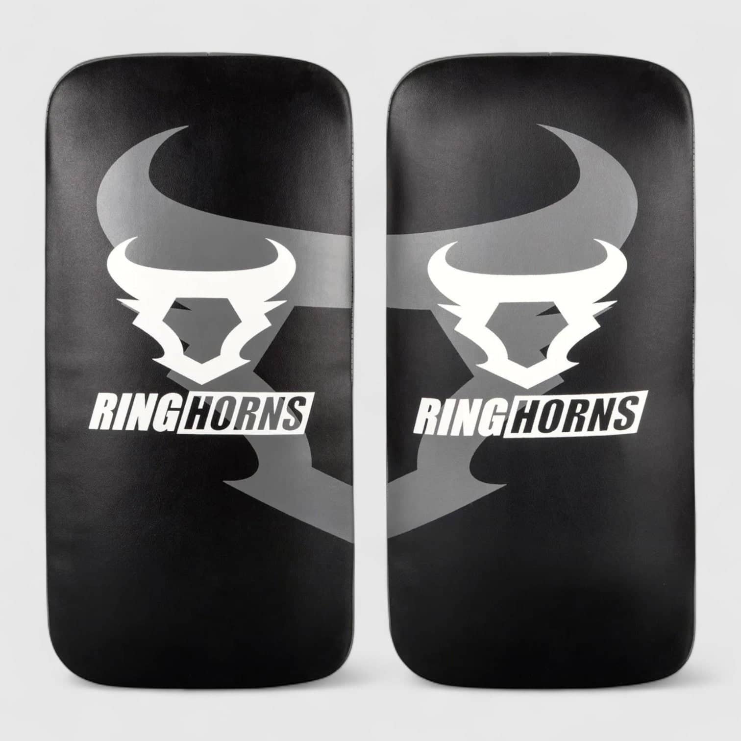 Et par svarte RINGHORNS Charger sparkeputer