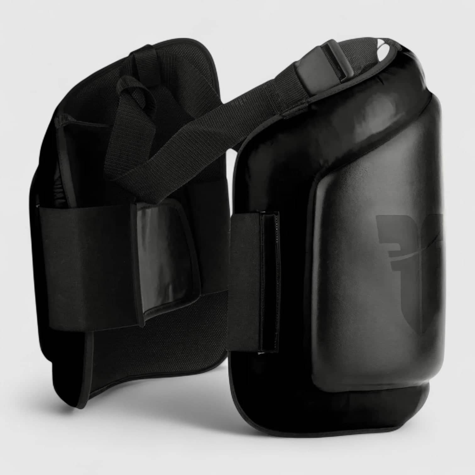 Svarte FIGHTER BRAND lårputer for sparketrening
