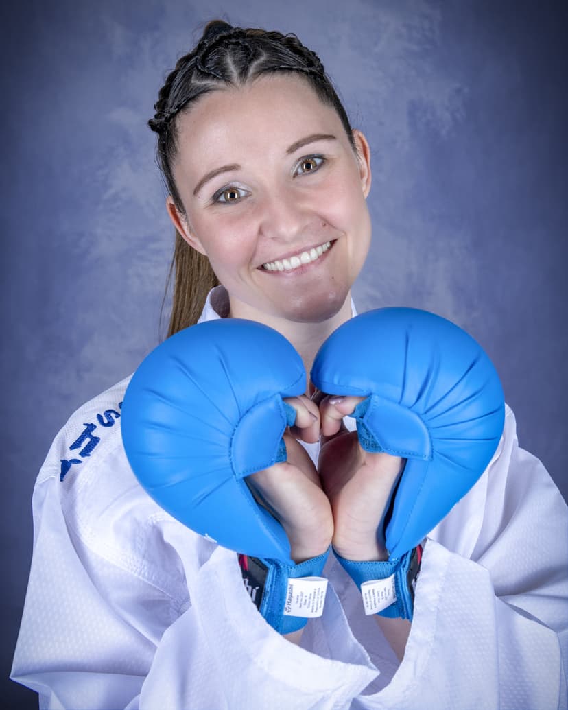 Karateutøver med WKF godkjente Hayashi karatehansker i blått