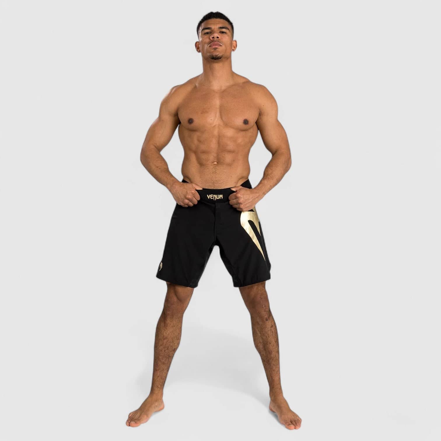 Svart og gull VENUM Light 5.0 fightshorts