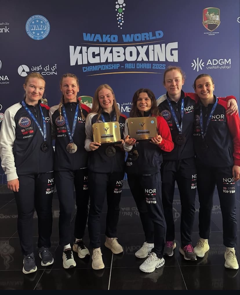 Norsk kickboxinglag feirer medaljer ved WAKO VM 2025