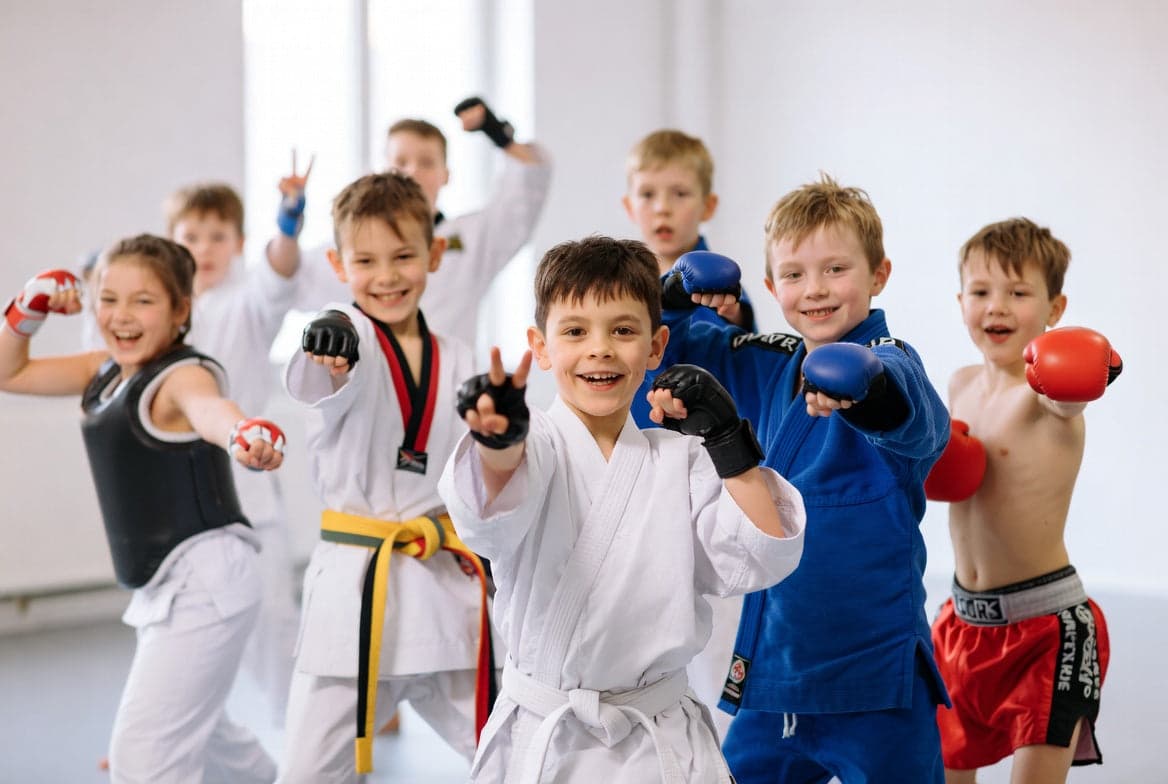 Barn som trener karate, taekwondo, BJJ og kickboxing i et trygt klubbmiljø