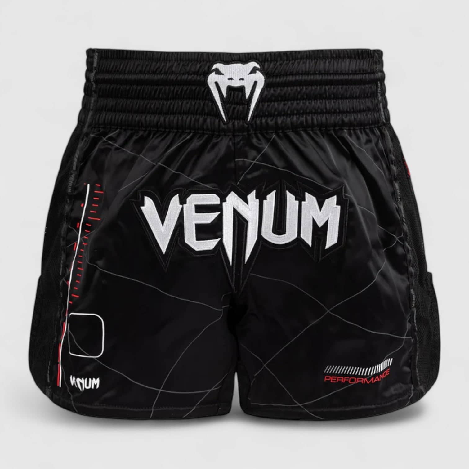 Svarte og røde VENUM Tactical XT Muay Thai-shorts med Venum-logo foran