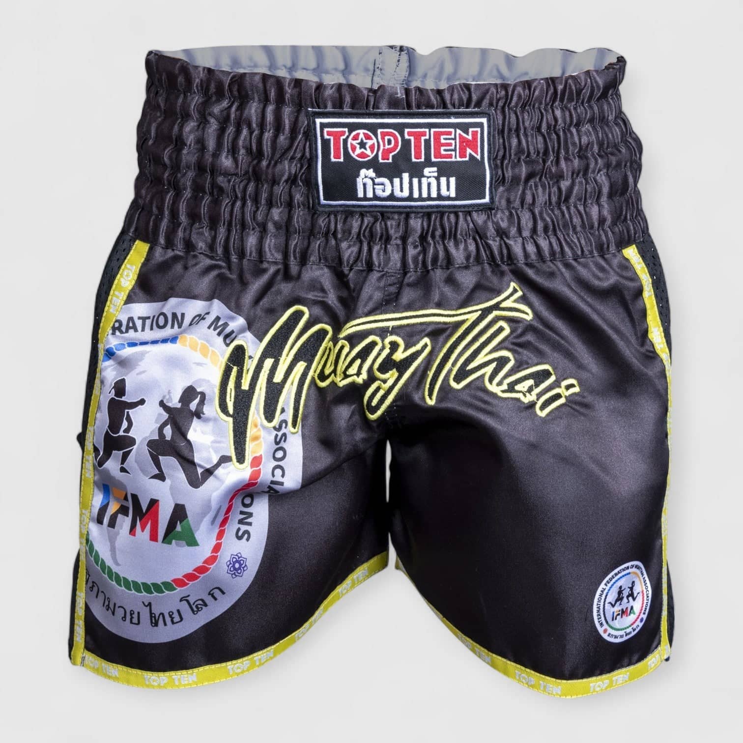 Svarte TOP TEN IFMA Prachao Muay Thai-shorts med brodert tekst