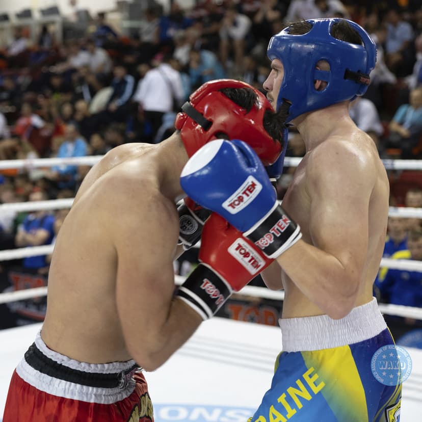 Top Ten Avantgarde hodebeskyttelse i blå og rød – WAKO-godkjent kickboxing hjelm