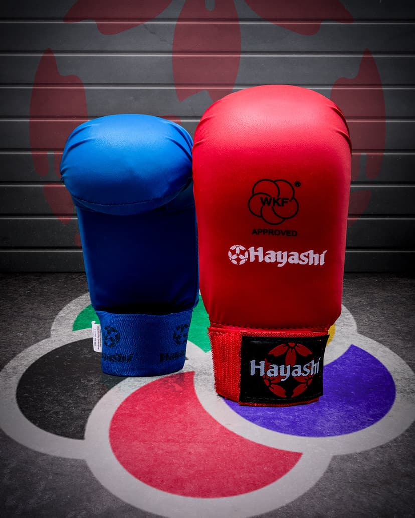 Hayashi WKF godkjente karatehansker rød og blå på tatami
