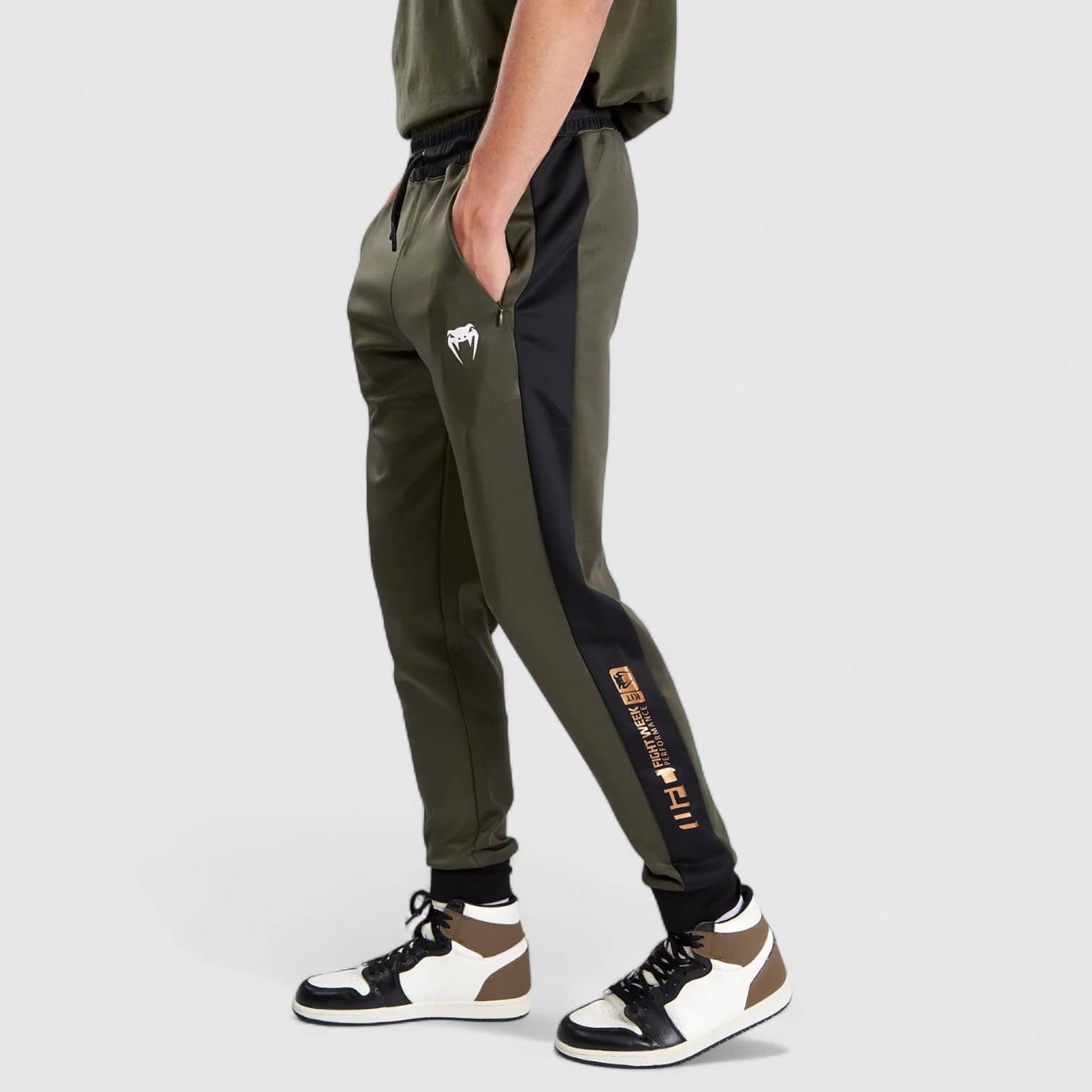 Kakifarget VENUM UFC Adrenaline joggebukse med røde og hvite logoer