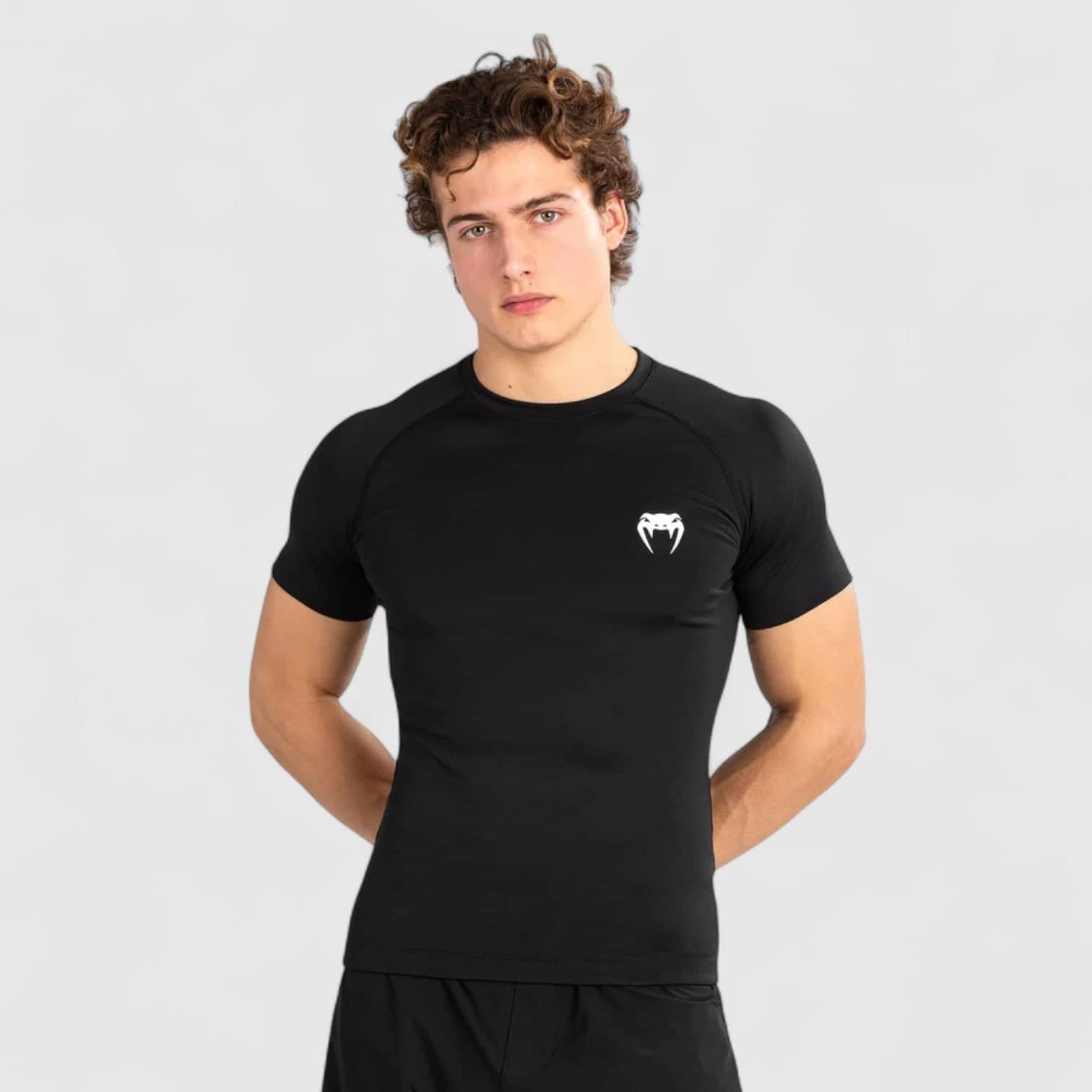 Venum Contender rashguard med korte ermer og logo på brystet