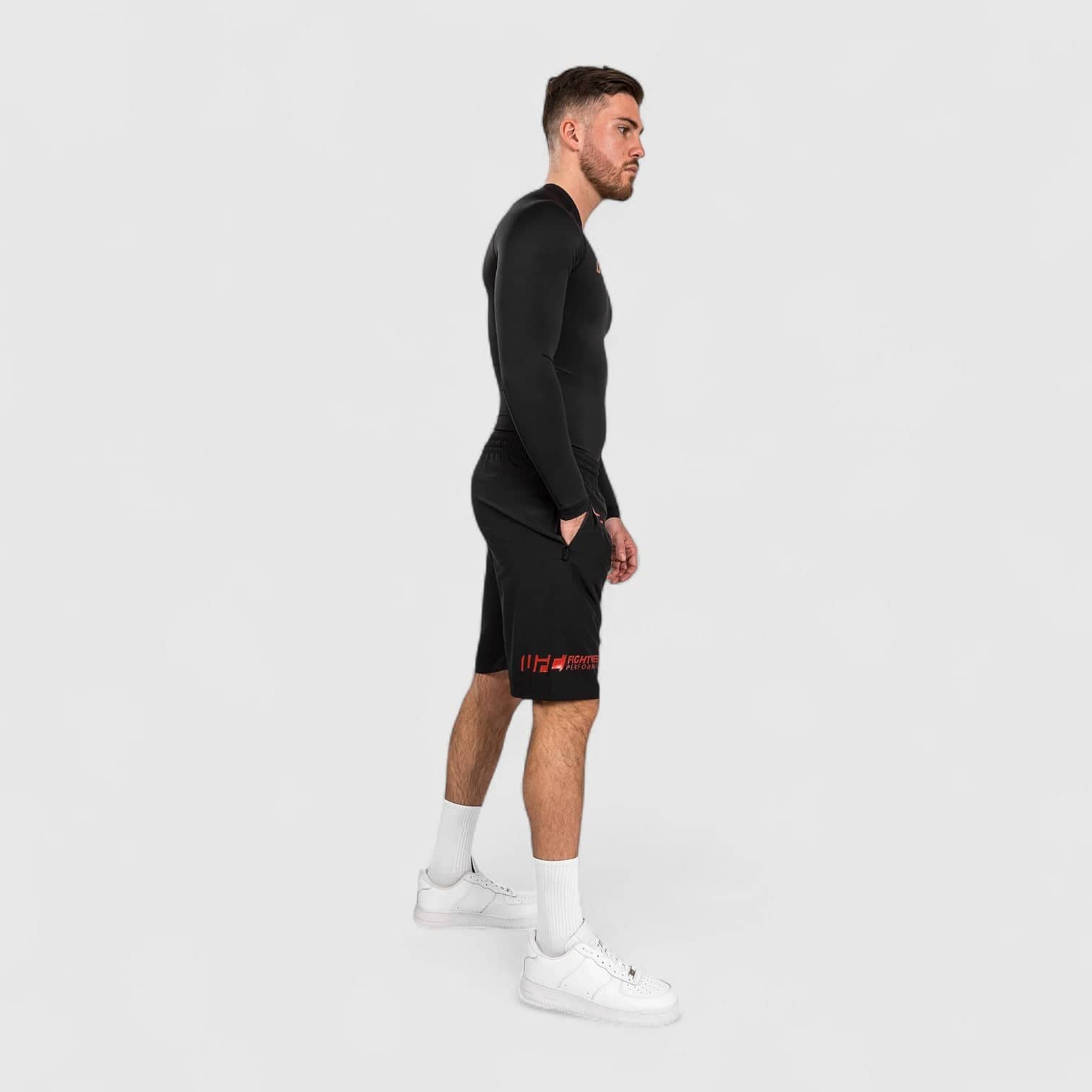 VENUM UFC Adrenaline Performance-shorts med røde og hvite logoer
