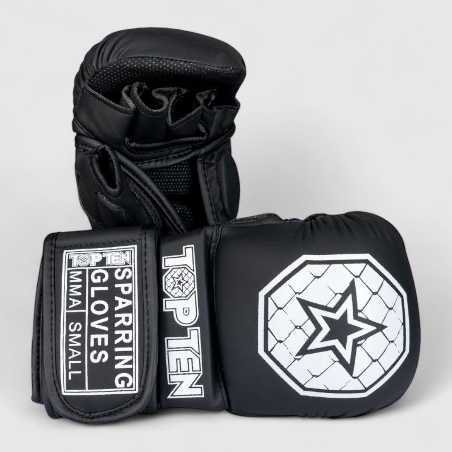 TOP TEN MMA Contender sparringshansker i svart, par sett forfra med åpne fingre