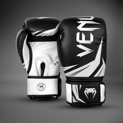 VENUM Challenger 3.0 boksehansker svar/hvit 12 oz - Combat Store AS