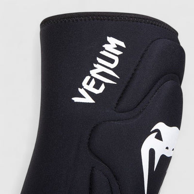 VENUM Kontact Gel Knebeskytter - Svart/Hvit Nordic - CombatStore.no