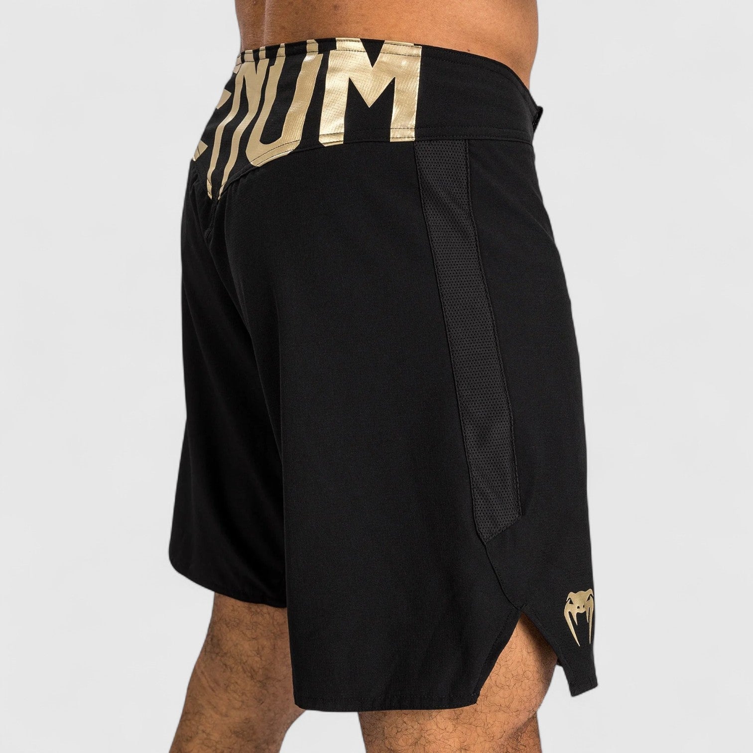 VENUM Light 5.0 Fightshort Svart og Gull - CombatStore.no