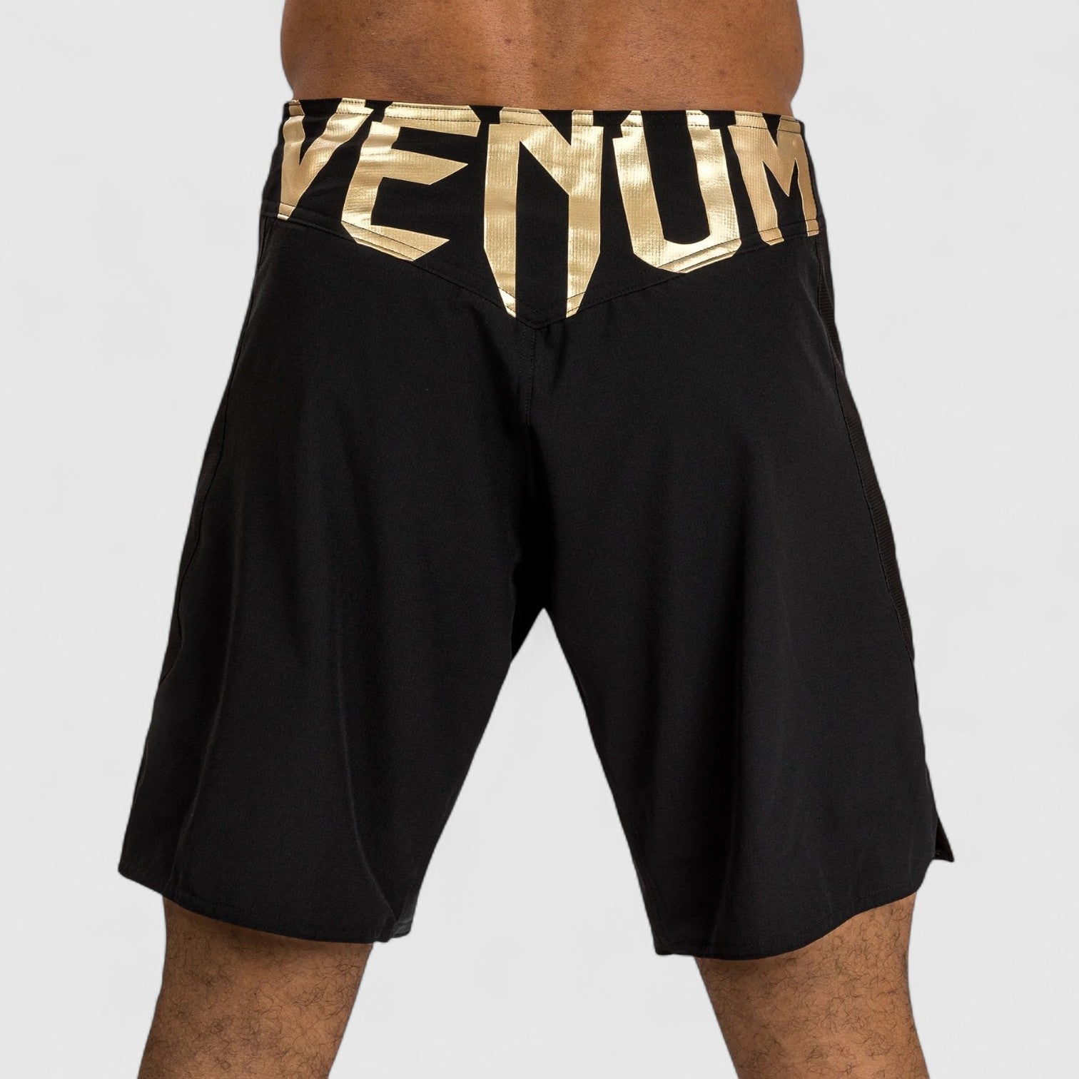 VENUM Light 5.0 Fightshort Svart og Gull - CombatStore.no